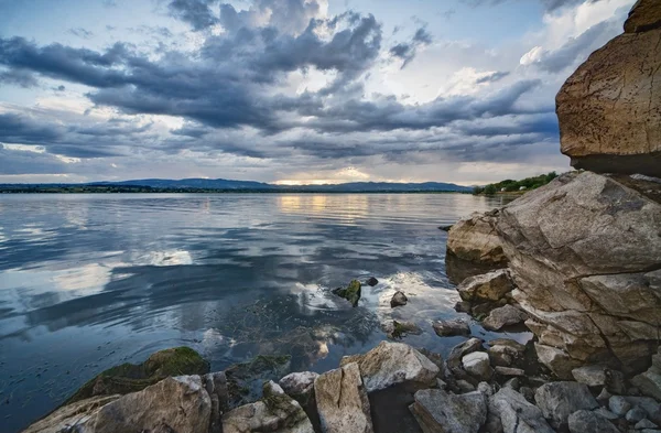 구름과 어두운 호수 — 스톡 사진