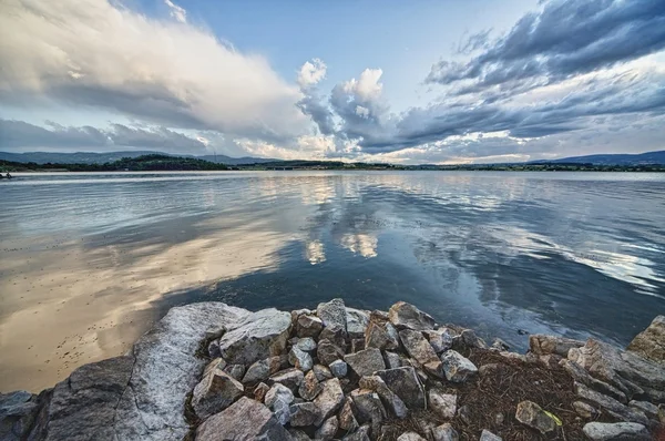 Céu acima do lago em tempo de tempestade — Fotografia de Stock