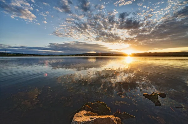 Drámai naplemente a csendes tó felett — Stock Fotó