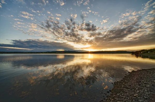 Pôr-do-sol dramático sobre lago tranquilo — Fotografia de Stock