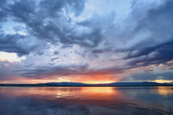 Dramatyczne wschód słońca nad jeziorem ciche Zdjęcia Stockowe bez tantiem