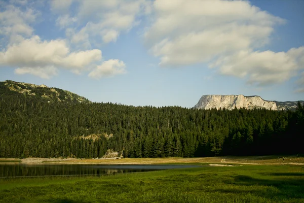 Малое горное озеро — стоковое фото