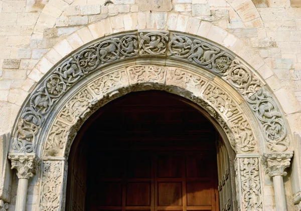 Detalle 1 vista de la ventana del portal de la fachada Catedral de Trani — Foto de Stock