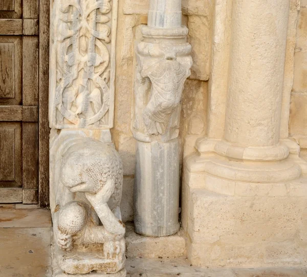 3 detailweergave van de portal venster van de gevel kathedraal van trani — Stockfoto
