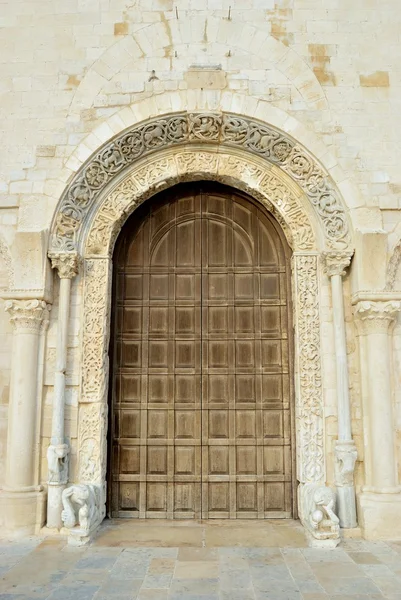 Подробности 3 view of the portal window of the facade Cathedral of Trani — стоковое фото