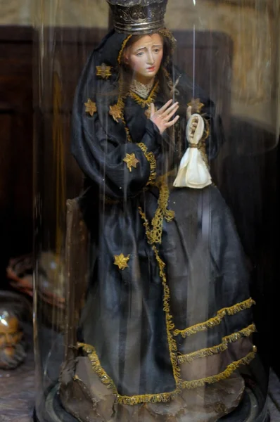 Vanha Madonnan patsas kellopurkissa. — kuvapankkivalokuva