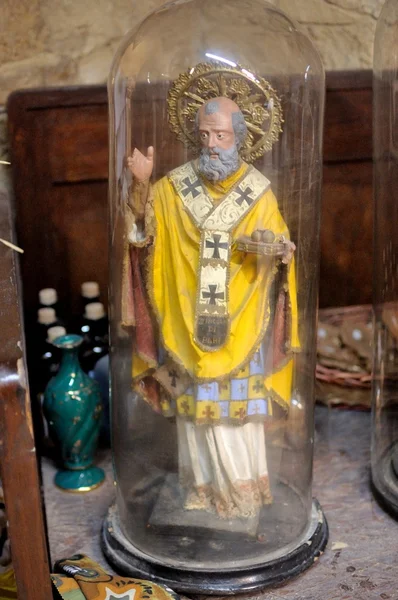 Una antigua estatua de San José en el frasco de campana — Foto de Stock