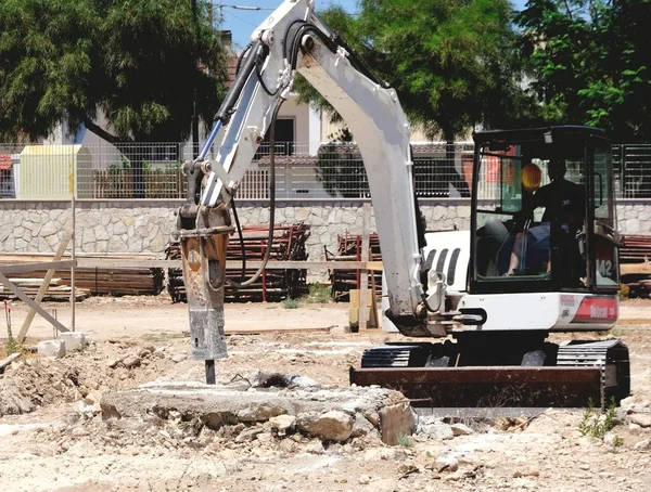 Graafmachine met hamer — Stockfoto