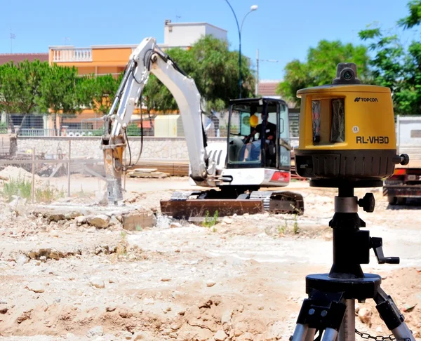 Excavator with hammer e laser level — Stock Photo, Image