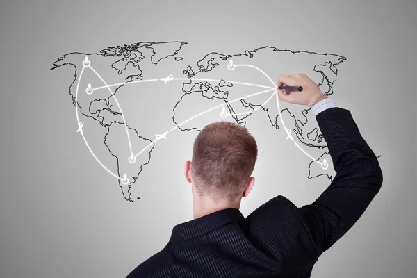 Mann zeichnet eine Weltkarte — Stockfoto