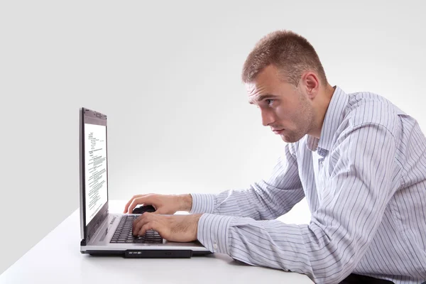 Kerl arbeitet an seinem Laptop — Stockfoto
