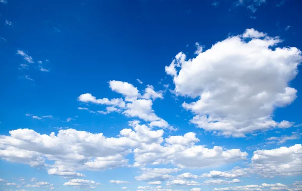 Nuvens e céu azul claro — Fotografia de Stock