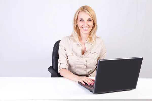 컴퓨터 앞에 앉아 젊은 금발 소녀 — 스톡 사진