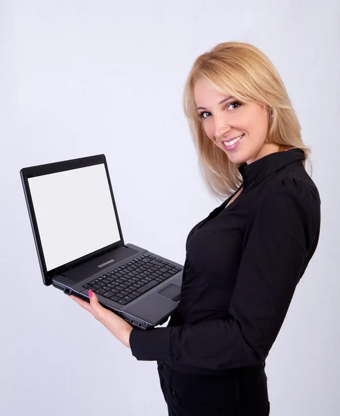 Πορτρέτο ενός κοριτσιού με υπολογιστή στο χέρι — Φωτογραφία Αρχείου