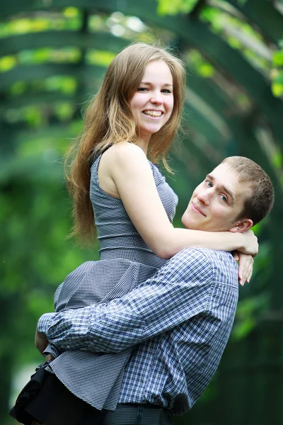 Šťastný mladý pár — Stock fotografie