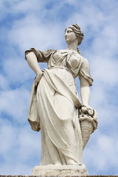 Skulptur kvinna med äpple Stockbild