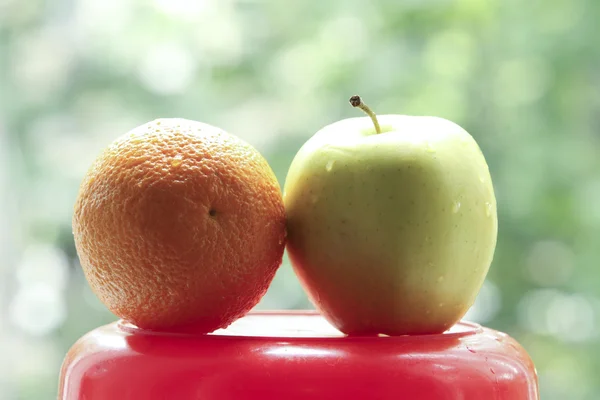 Manzanas y naranja Fotos De Stock
