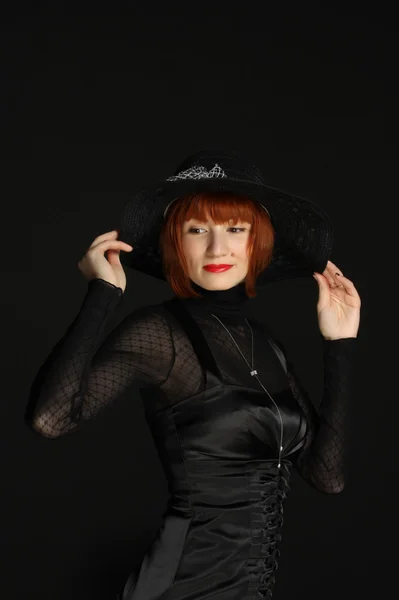 Femme élégante en chapeau noir et robe — Photo