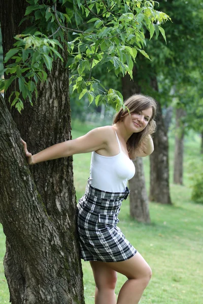 공원에서 귀여운 여자 — 스톡 사진