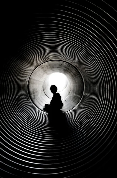 A silhueta no túnel — Fotografia de Stock