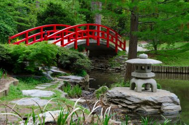 Japon bahçe içinde kırmızı köprü