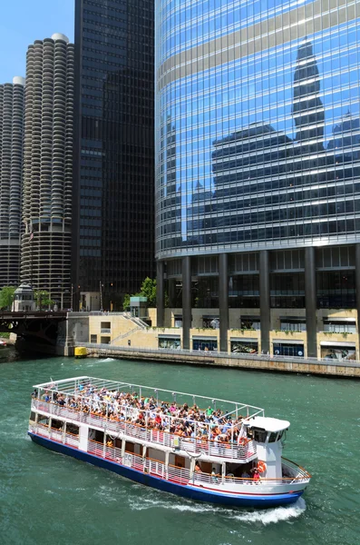 芝加哥河游船 — 图库照片