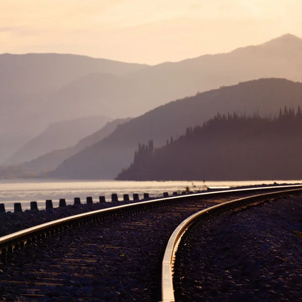 Demiryolu gün batımına doğru uzanır.