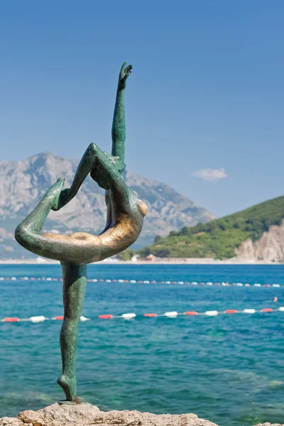 Dansande flicka staty. Budva. Montenegro. — Stockfoto