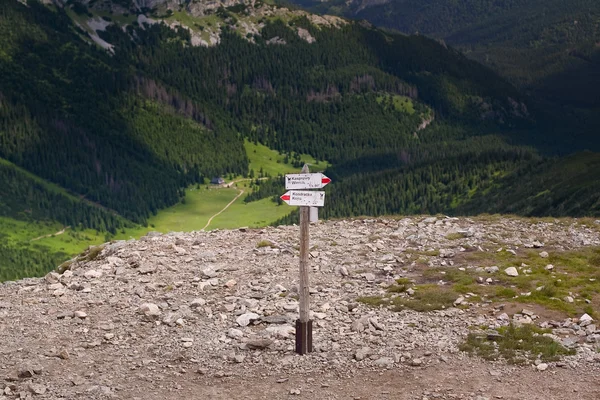 Blick auf ein touristisches Schild in der Tatra. przelecz pod kondracka kopa, Polen. — Stockfoto