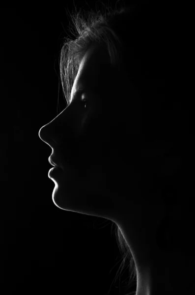 Het silhouet van een tiener meisje, b&w — Stockfoto