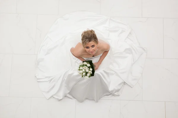 Nevěsty a svatební kytice — Stock fotografie