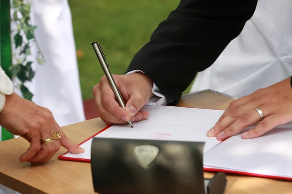 De bruiloft handtekening — Stockfoto