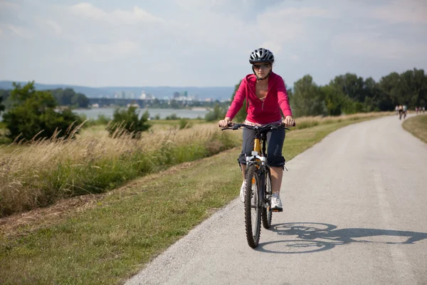 Mulher de bicicleta — Fotografia de Stock