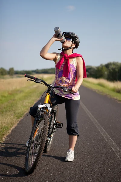 Mujer en bicicleta — Foto de Stock