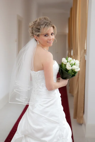 Sposa con un bouquet da sposa — Foto Stock