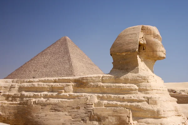 Pyramid och sphinx — Stockfoto