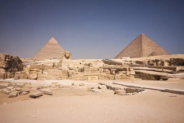 Пирамида и сфинкс — стоковое фото