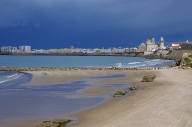 sadece fırtınadan önce. cadiz Beach