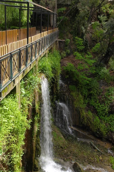 Footbridge over a waterfall. — Stock Photo, Image