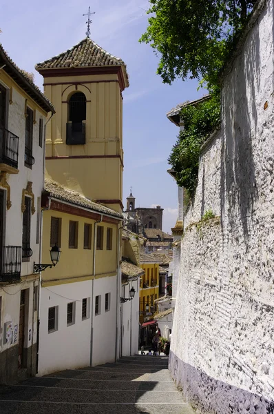 Enge kleine Straße in albacin. Granada — Stockfoto
