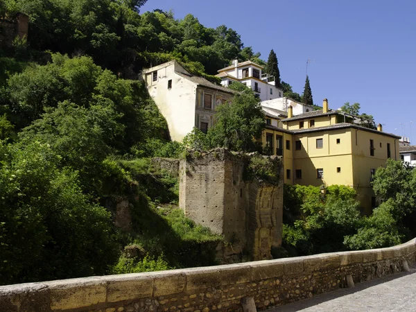 Casas medievales en las colinas de la Alhambra — Foto de Stock