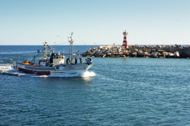 Peniche, Portekiz - Temmuz 9: 9 Temmuz 2012 peniche, Portekiz liman dönen balıkçı teknesi görünümünü