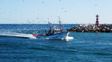 Peniche, Portekiz - Temmuz 9: 9 Temmuz 2012 peniche, Portekiz liman dönen balıkçı teknesi görünümünü