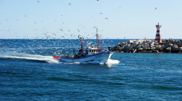 Peniche, Portekiz - Temmuz 9: 9 Temmuz 2012 peniche, Portekiz liman dönen balıkçı teknesi görünümünü Stok Resim