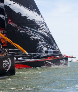 Lisbon, Portekiz - Haziran 9: Lizbon, Portekiz 9 Haziran 2012 powered by volvo ocean race - Lizbon mola - liman yarış yılında berg itiş puma ocean racing