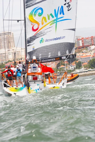 Lisbon, portugal - 9. juni: team sanya im volvo ocean race - zwischenstopp lisbon - hafenrennen 9. juni 2012 in lisbon, portugal — Stockfoto