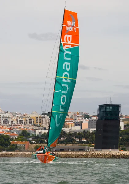Lissabon, portugal - 9 juni: groupama zeilen team volvo ocean race - Lissabon tussenstop - haven ras, 9 juni 2012 in Lissabon, portugal — Stockfoto
