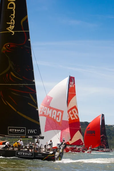 Lissabon, Portugal - 9. Juni: abu dhabi ocean racing volvo ocean race - Zwischenstopp Lissabon 9. Juni - Hafenrennen 2012 in Lissabon, Portugal — Stockfoto