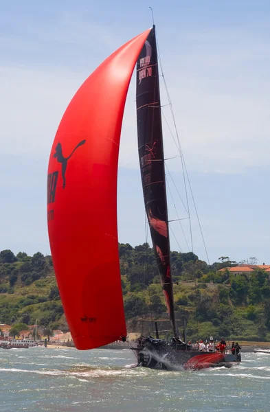 LISBON, PORTUGALI - kesäkuu 9: Puma Ocean Racing Powered by Berg Propulsion in Volvo Ocean Race - Lissabon StopOver - Harbour Race kesäkuu 9, 2012 Lissabonissa, Portugalissa — kuvapankkivalokuva