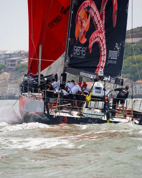 Lissabon, portugal - 9 juni: puma ocean racing drivs av berg propulsion i volvo ocean race - Lissabon mellanlandning - hamnen race 9 juni 2012 i Lissabon, portugal — Stockfoto